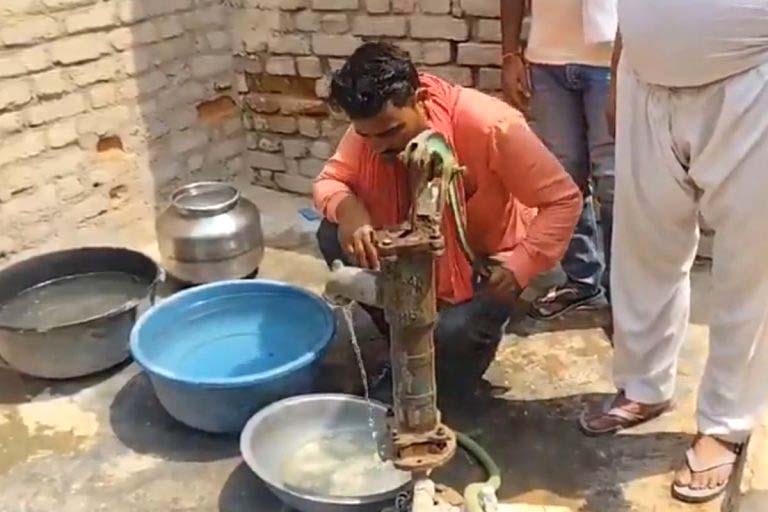 UP News: हैंडपंप से पानी की जगह निकल रहा पेट्रोल, देखें वीडियो