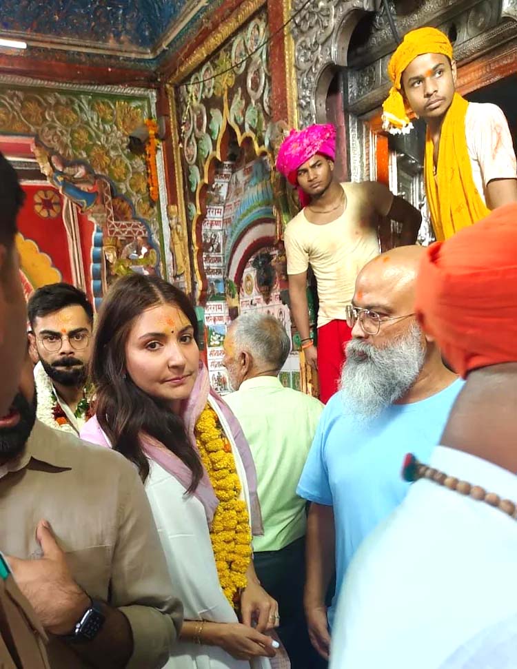 अयोध्या पहुंचे विराट और अनुष्का, आशीर्वाद लेने पहुंचे हनुमानगढ़ी