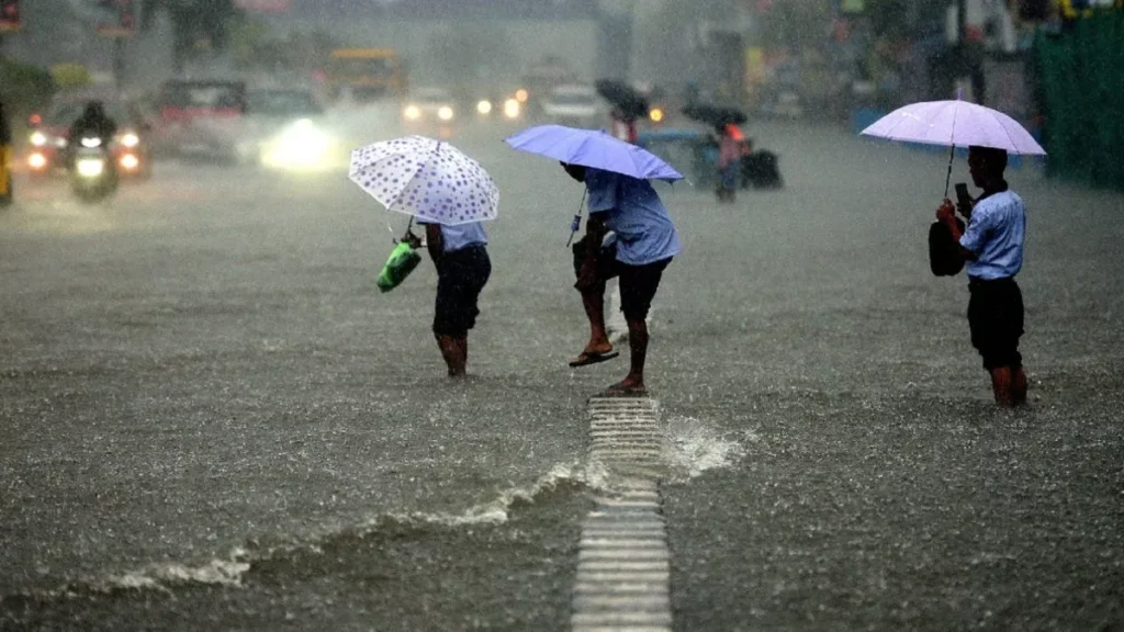 Monsoon Alert: यूपी के कई जिलों में भारी बारिश की चेतावनी