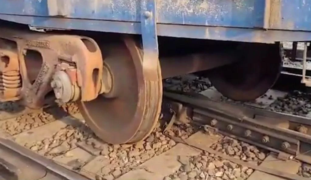Train Accident: दिल्ली में पटरी से उतरी ट्रेन की बोगी, मचा हड़कंप