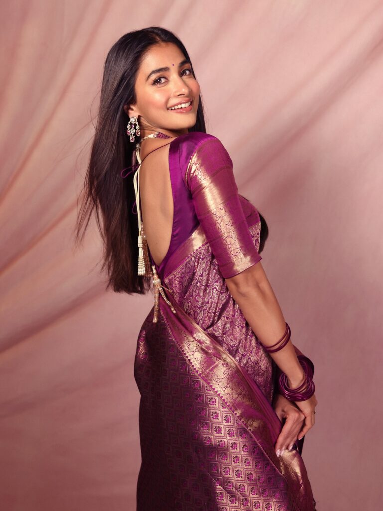 Pooja Hegde Kanjivaram Look ने लूटी महफिल, ट्रेडिशन में दिखीं रॉयल