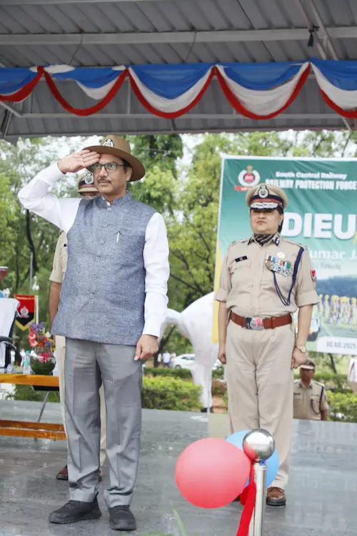 SCR: दमरे जीएम के सेवानिवृत्ति पर विशेष विदाई परेड का आयोजन