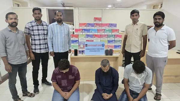 प्रतिबंधित ई-सिगरेट के साथ तीन गिरफ्तार