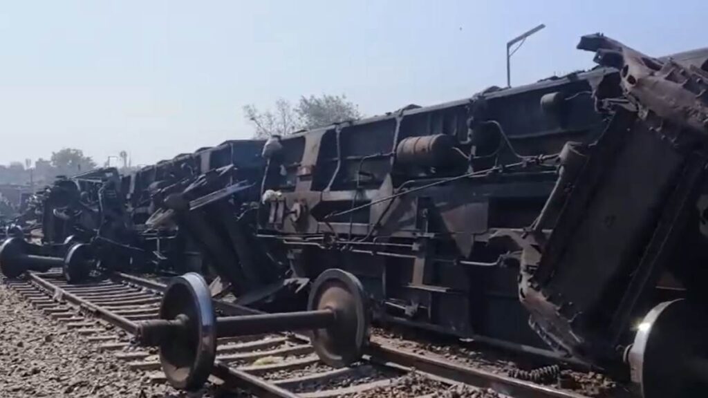 प्लेन क्रैश हादसे के बीच दिल्ली में रेल दुर्घटना, पटरी से उतरी ट्रेन की बोगी