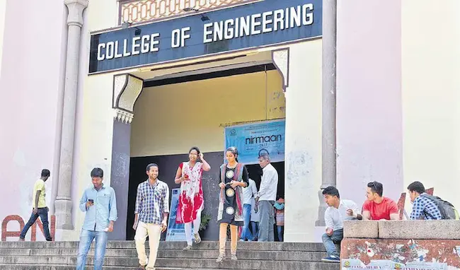 तेलंगाना सरकार ने इंजीनियरिंग पाठ्यक्रमों में प्रस्तावित फीस वृद्धि पर लगाई रोक