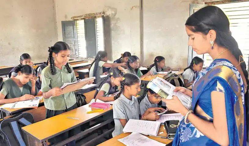 हर हफ्ते दो सरकारी स्कूलों का दौरा करें अधिकारी : सीएम