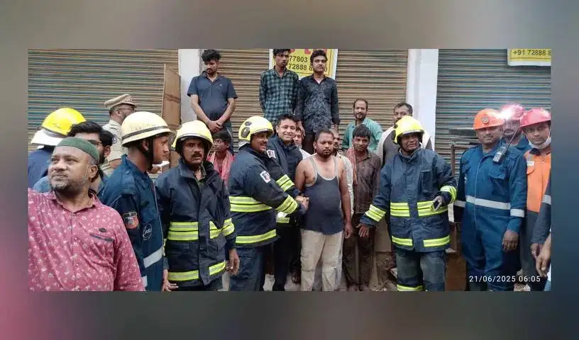 इमारत में लगी आग, 12 लोगों को बचाया गया