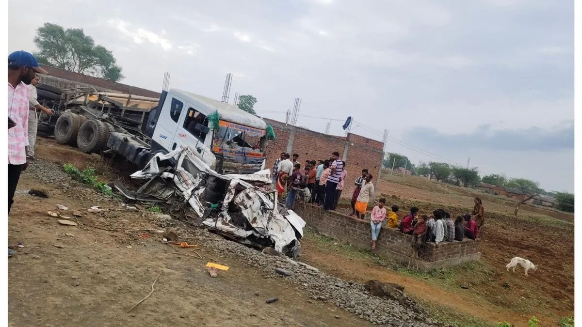 मध्य प्रदेश के झाबुआ में दर्दनाक सड़क हादसा