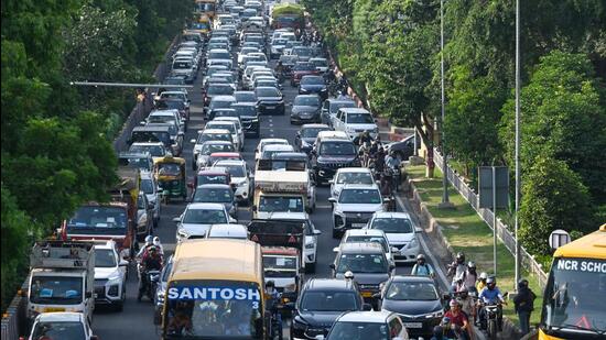 Noida Sector: बस-ऑटो के लिए अलग लेन, जाम से राहत