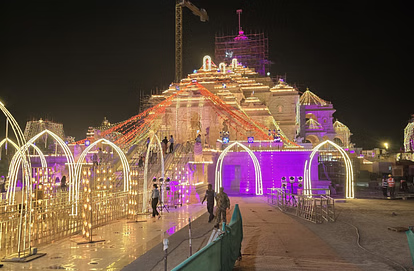 Ayodhya: राम दरबार की प्राण प्रतिष्ठा से पहले हुआ राजा राम का अभिषेक