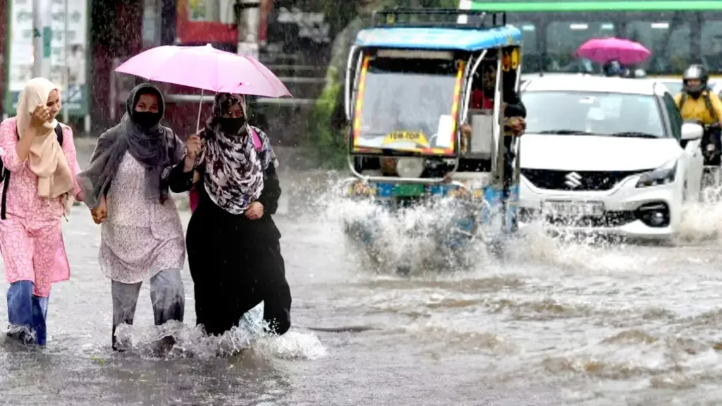 Heavy Rain Alert: मुंबई और रायगढ़ में रेड अलर्ट, स्कूल बंद