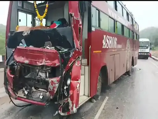 Indore से Jodhpur आ रही बस और ट्रेलर की टक्कर