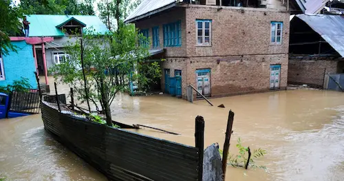 Rain Water: जम्मू-कश्मीर, महाराष्ट्र, झारखंड, कई इलाकों में भारी बारिश 