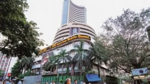 Stock Market Closing : सेंसेक्स 256 अंक चढ़कर 82,445 पर बंद