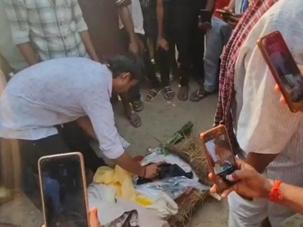UP News : महाराजगंज में सड़क पर हाईवोल्टेज ड्रामा, अर्थी पर लेटी युवती का सिंदूरदान, जानिए पूरा माजरा