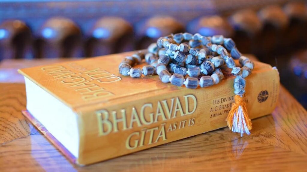 Bhagavad Gita को Gift में देने से पहले जानें ये जरूरी बातें