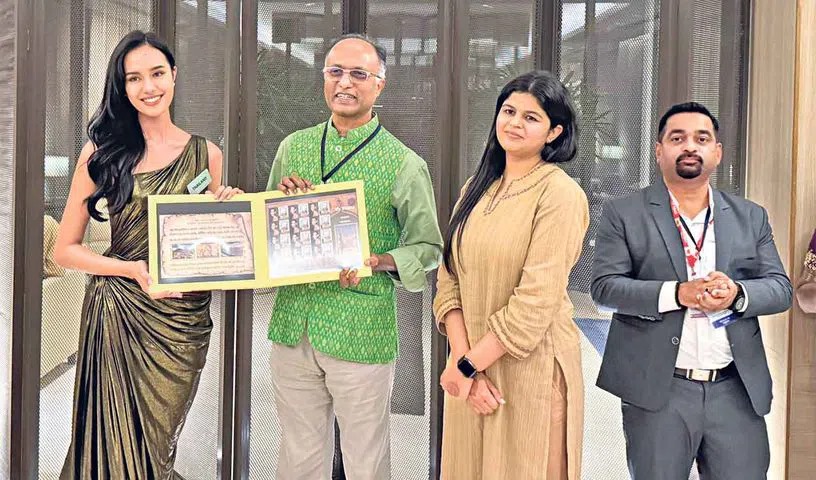 चारमीनार थीम पर आधारित ‘माई स्टैम्प’ मिस वर्ल्ड 2025 ओपल सुचाता चुआंगश्री को प्रस्तुत किया गया