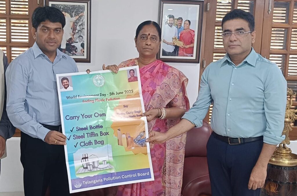 Hyderabad : सुरेखा ने प्लास्टिक प्रदूषण समाप्त करने पर जारी किया पोस्टर