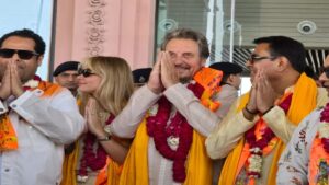Ayodhya : एलन मस्क के पिता एरोल मस्क पहुंचे अयोध्या, जय श्री राम के नारे से गूंजा एयरपोर्ट