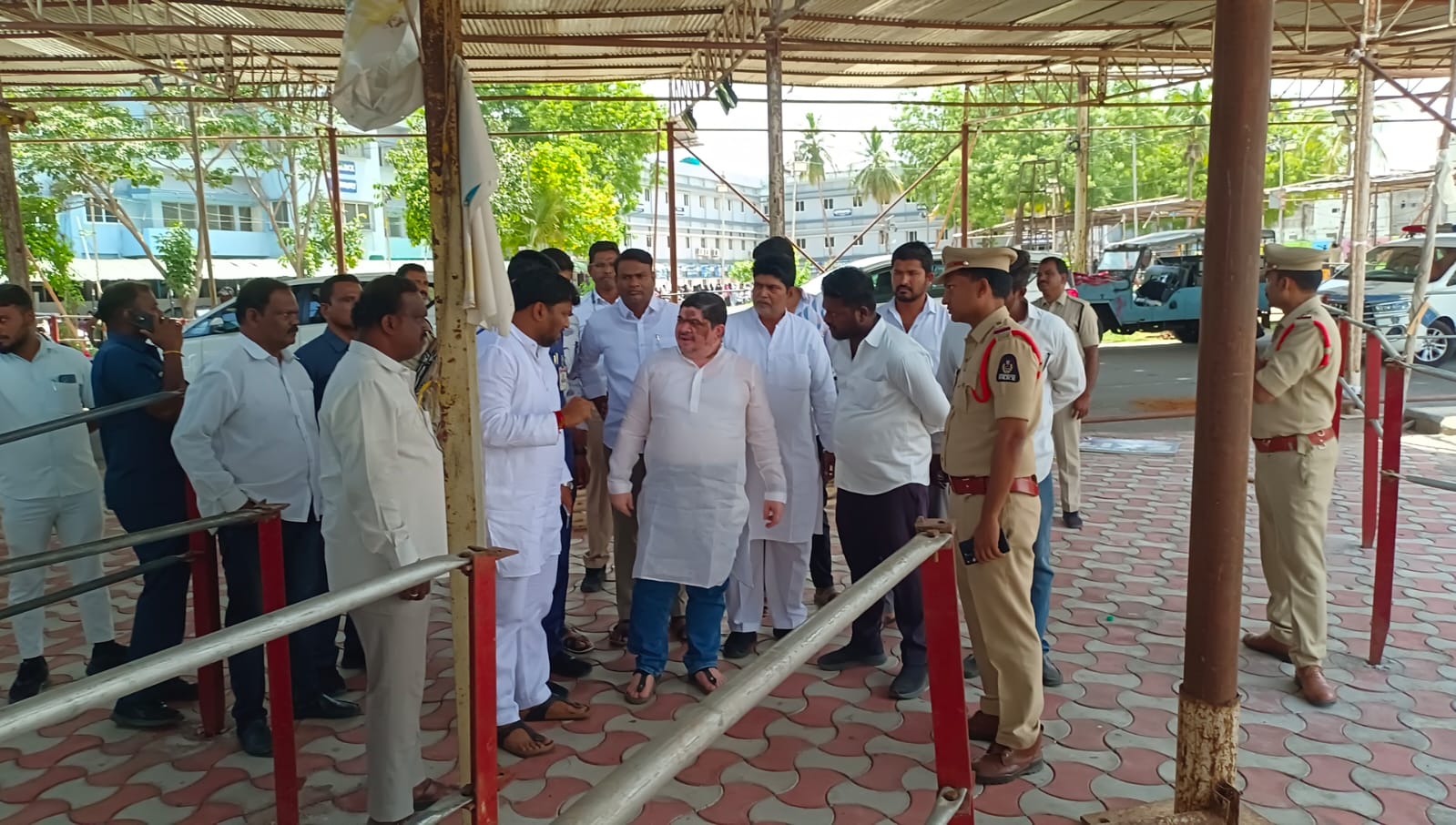 मंत्री पोन्नम ने मछली प्रसादम व्यवस्थाओं का किया निरीक्षण