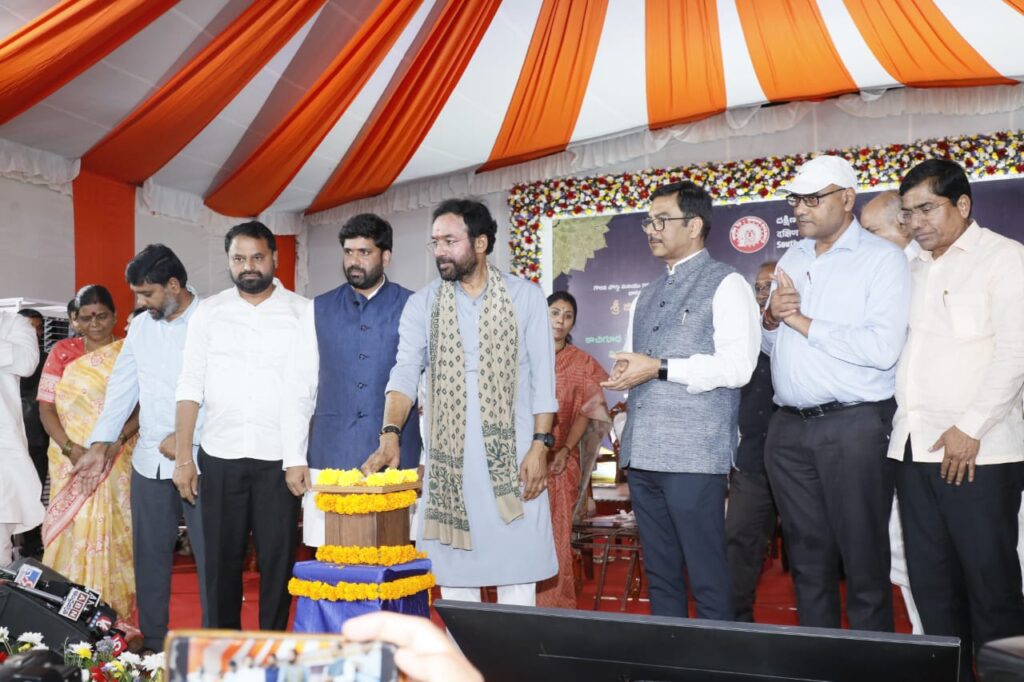 Kachiguda : केंद्रीय मंत्री ने की काचीगुडा रेलवे स्टेशन के अग्रभाग की लाइटिंग राष्ट्र को समर्पित