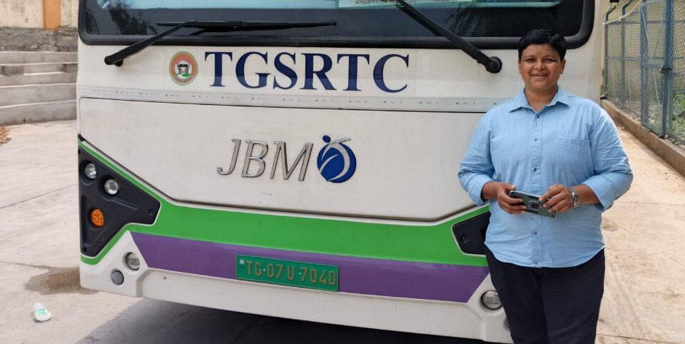 तेलंगाना आरटीसी की पहली महिला चालक बनी सरिता