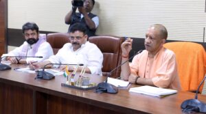 Varanasi : बरसात से पहले नाले-नालियों को सफाई हो सुनिश्चितः सीएम योगी