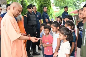 YOGI: जनता दर्शन में सीएम योगी ने सुनीं करीब 200 लोगों की समस्याएं