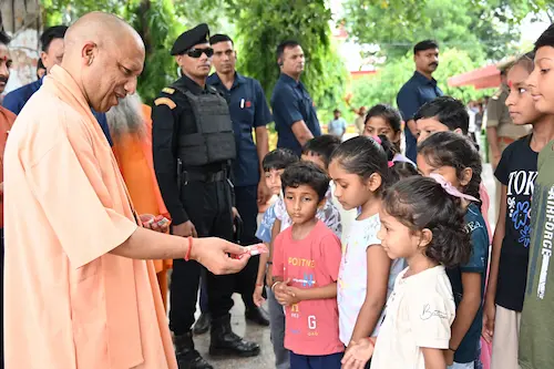 YOGI: जनता दर्शन में सीएम योगी ने सुनीं करीब 200 लोगों की समस्याएं