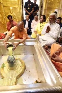 UP: सीएम योगी आदित्यनाथ ने किया बाबा विश्वनाथ का दर्शन-पूजन