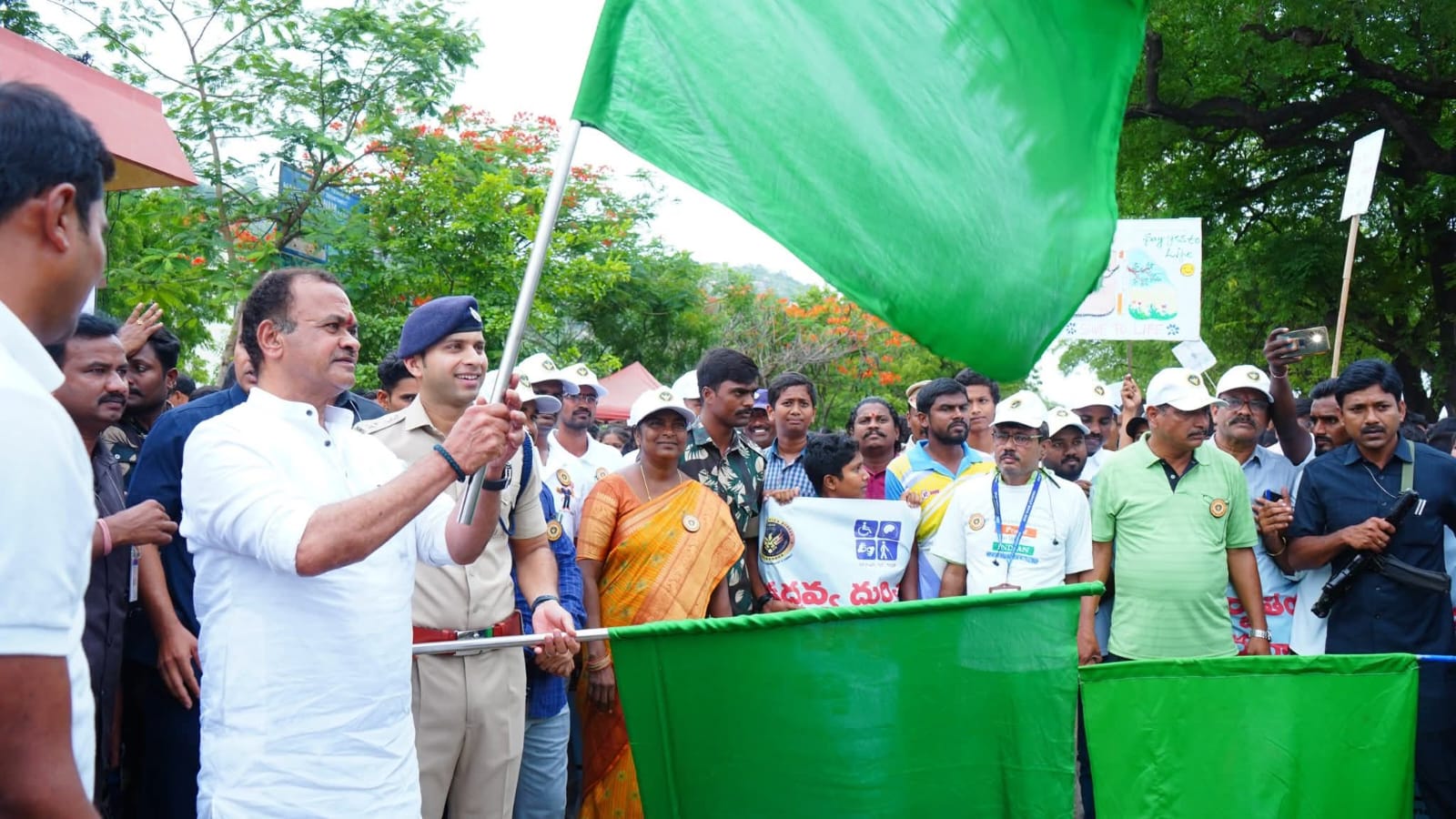 छात्रों से नशीले पदार्थों से दूर रहने का आग्रह किया