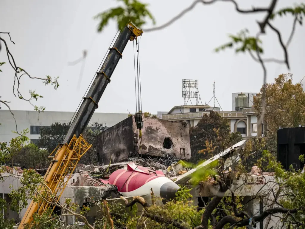 Plane Crash के बाद लापता फिल्ममेकर की तलाश जारी