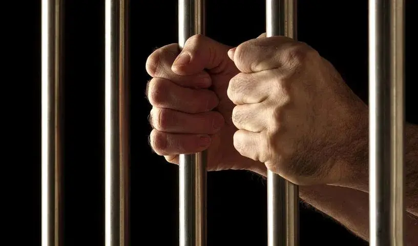 लड़की को परेशान करने के आरोप में 8 गिरफ्तार