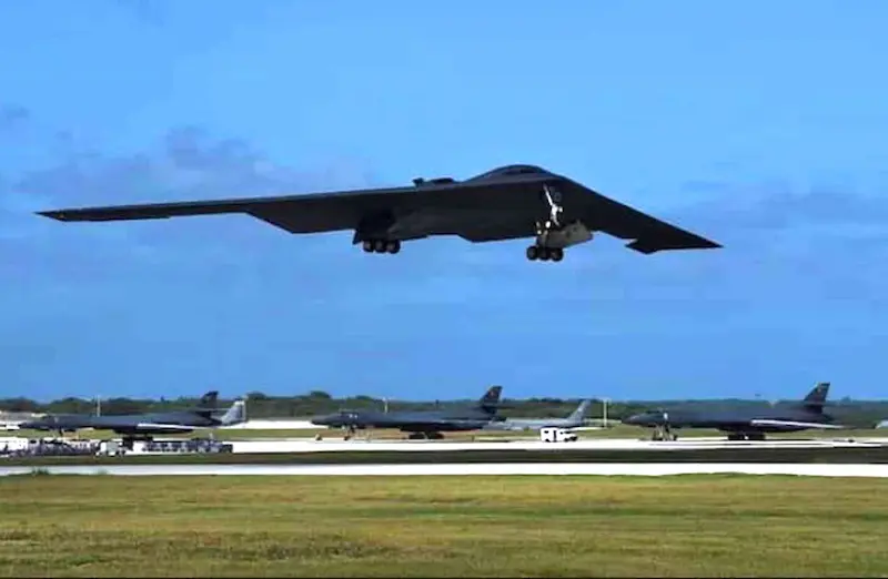 B-2 Stealth Bomber के पायलटों की खतरे और रोमांच से भरी होती है जीवनशैली