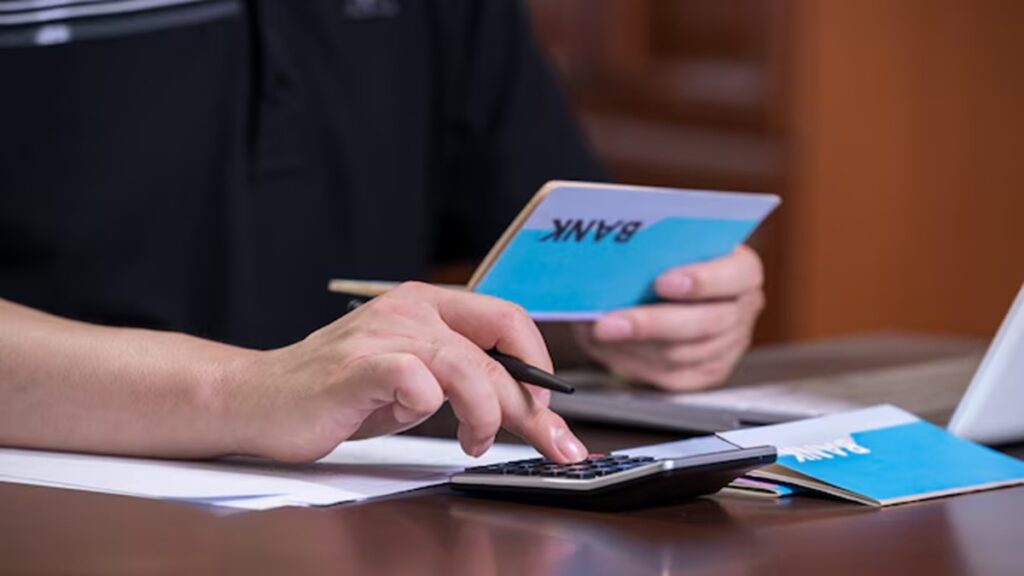 Bank Account Freeze: कारण व समाधान समझें आसान तरीके