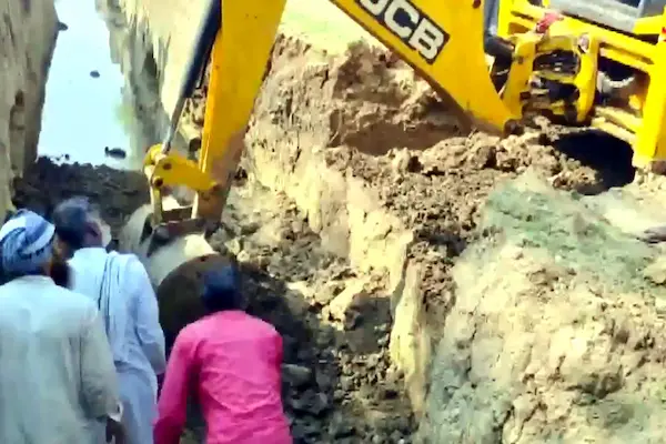 Rajasthan : पाइपलाइन डालने के दौरान मिट्टी धसीं, 3 की मौत, 12 दबे