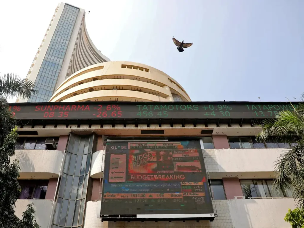 Stock Market सपाट बंद, Sensex 82,392 पर टिका