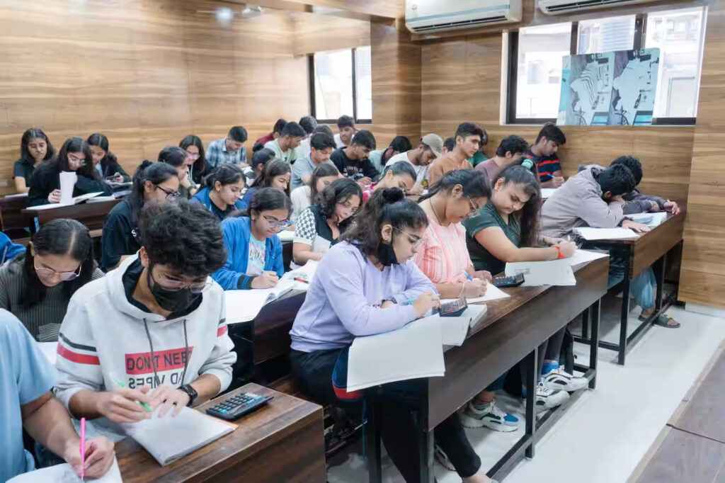 IIT, NEET की तैयारी करने वाले बच्चों की कोचिंग पर निर्भरता होगी कम