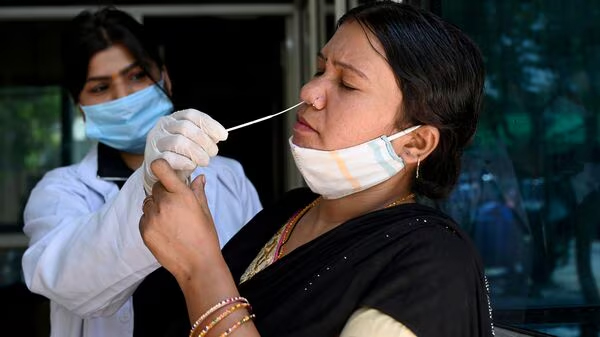 Covid: बढ़ते मामलों पर बोले डॉक्टर-बूस्टर डोज की नहीं, सावधानी की जरुरत