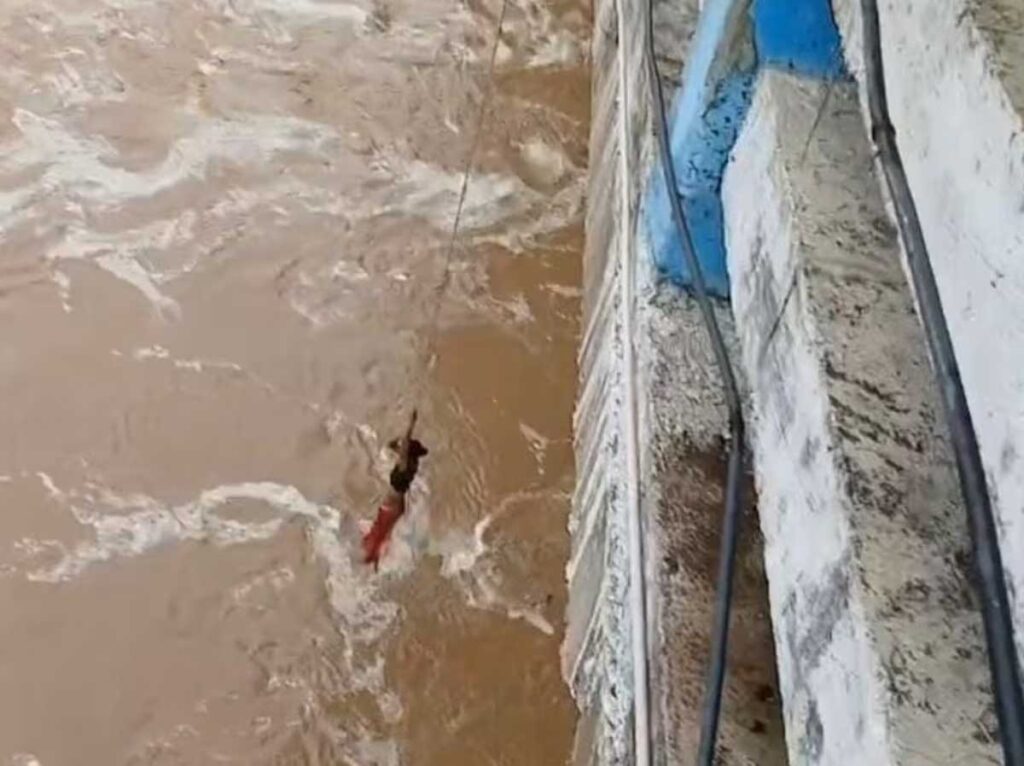 Bihar :  गया जी के फल्गु नदी में आई अचानक बाढ़, 10 लोग फंसे, बची जान