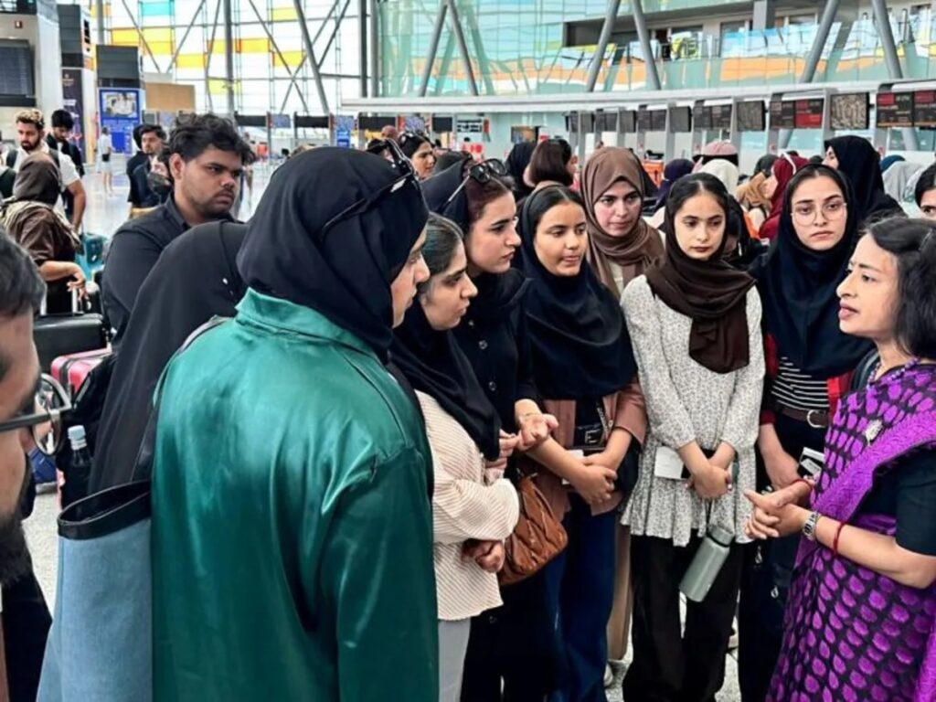 Operation Sindhoo : ईरान से 290 भारतीय छात्रों की हुई वापसी