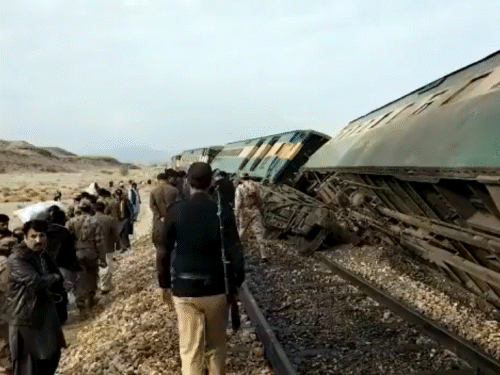 Jaffer Express विस्फोट के बाद डिरेल, 4 डिब्बे पटरी से उतरे