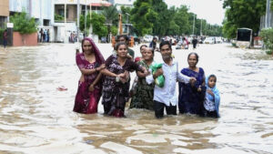 Weather : गुजरात में बारिश से हाहाकार, 18 की मौत, जनजीवन अस्त-व्यस्त