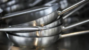 Aluminium के बर्तन में खाना बनाने से सेहत को हो सकते हैं कई नुकसान, जानें इनके बारे में
