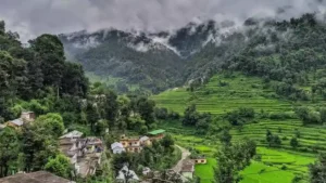 लैंसडाउन से करीब 15 किमी दूर स्थित गुमखाल, गर्मी में घूमने के लिए बेस्ट है, आप भी पहुंच जाएं