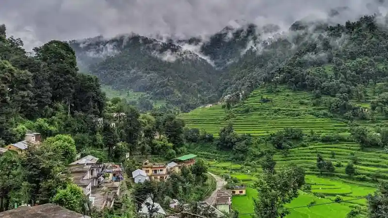 Travel Tips: लैंसडाउन से करीब 15 किमी दूर स्थित गुमखाल, गर्मी में घूमने के लिए बेस्ट है, आप भी पहुंच जाएं