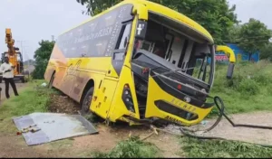 Accident : संगारेड्डी में निजी बस खाई में गिरी, मामूली रूप से यात्री घायल
