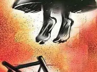 UP News : विवाहित महिला के साथ रह रही युवती ने लगाई फांसी, वजह जान चौंक जाएंगे आप