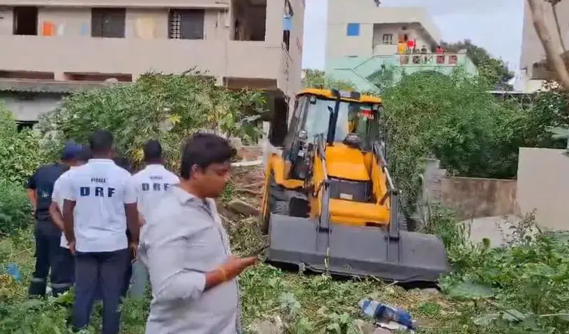 हाइड्रा ने सैदाबाद में आईएस सदन में नाले पर अतिक्रमण हटाया