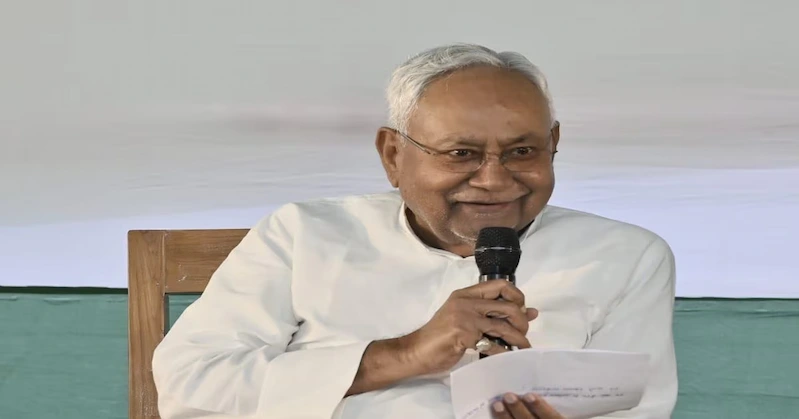 Bihar: CM नीतीश की प्ले ऑफेंसिव नीति के आगे नहीं टिक रहे विपक्ष के आरोपों के तीर